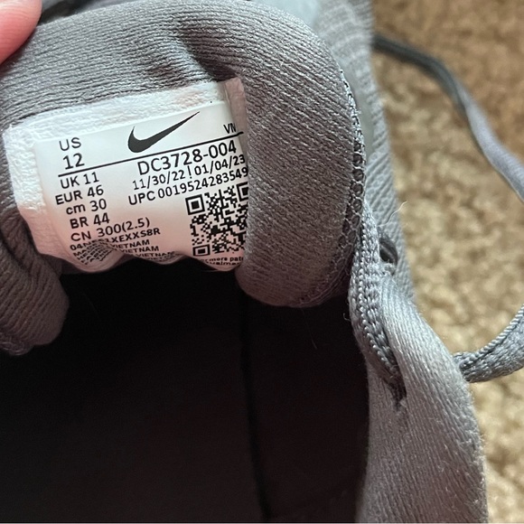 Men’s size 12 Nike - Picture 3 of 7
